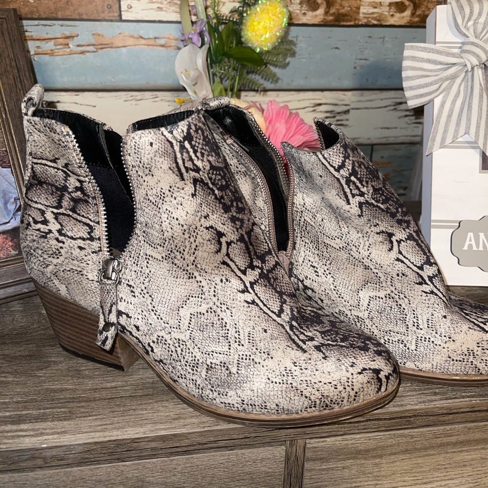 Boutique booties - Picture 2 of 3